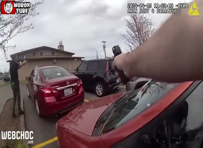 Video :Police neutralize a carjacking suspect while brandishing a pistol at them (Warning - disturbing)
